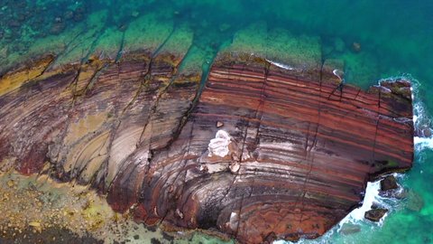 تصوير علوي عامودي لجزيرة جبل كدمبل في عسير، أمواج البحر الهادئة على سواحل البحر الأحمر، القمم والمرتفعات الجبلية في وضح النهار، اماكن سياحية في السعودية