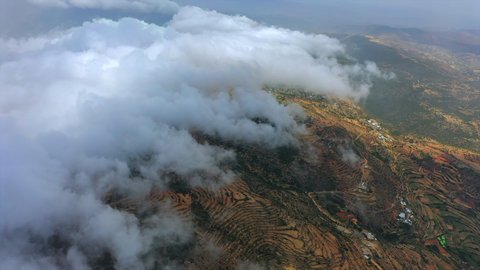 الغيوم والسحب البيضاء, أجواء ضبابية فوق جبال السودة في أبها جنوب المملكة العربية السعودية، القمم الجبلية والمرتفعات في منطقة عسير, مناطق وأماكن سياحية مشهورة, معالم السياحة في المملكة, البيئة الطبيعيه لمنتزه السوده 