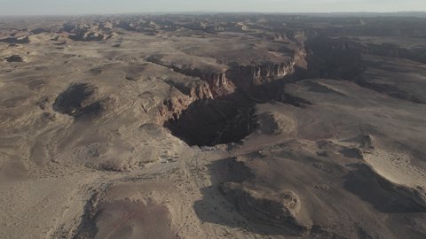  الاماكن السياحية الطبيعية المشهورة في محافظة العلا بالمملكة العربية السعودية، التكوينات والتشكيلات الصخرية الكبيرة في الوادي، تصوير درون جوي للتضاريس والقمم الجبلية في المناطق الصحراوية، الرمال الذهبية الناعمة في الصحراء