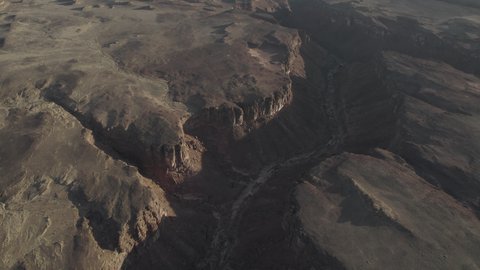  الاماكن السياحية الطبيعية المشهورة في محافظة العلا بالمملكة العربية السعودية، التكوينات والتشكيلات الصخرية الكبيرة في الوادي، تصوير درون جوي للتضاريس والقمم الجبلية في المناطق الصحراوية، الرمال الذهبية الناعمة في الصحراء