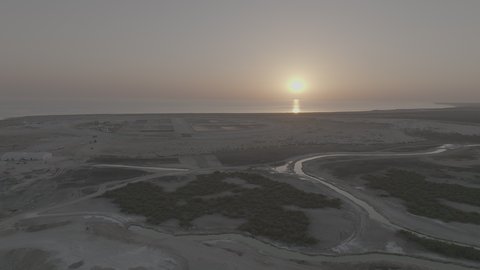 أماكن لجذب السياح من مختلف البلدان وقضاء عطلة صيفية ممتعه، المنظر الطبيعي المتميز في البحر الاحمر, معالم ساحلية سياحية في مدينة جدة, تصوير درون جوي لشاطئ البحر في جزيرة شيبارة في المملكه العربيه السعوديه,  خلفية الطبيعه