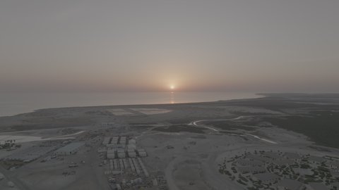 المنظر الطبيعي المتميز في البحر الاحمر, معالم ساحلية سياحية في مدينة جدة, قضاء عطلة صيفية ممتعه، تصوير درون جوي لشاطئ البحر في جزيرة شيبارة في المملكه العربيه السعوديه, أماكن لجذب السياح من مختلف البلدان،  خلفية الطبيعه