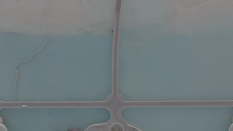 المنظر الطبيعي المتميز في البحر الاحمر, معالم ساحلية سياحية في مدينة جدة, قضاء عطلة صيفية ممتعه، تصوير درون جوي لشاطئ البحر في جزيرة شيبارة في المملكه العربيه السعوديه, أماكن لجذب السياح من مختلف البلدان،  خلفية الطبيعه