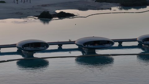 أماكن لجذب السياح من مختلف البلدان وقضاء عطلة صيفية ممتعه، المنظر الطبيعي المتميز في البحر الاحمر, معالم ساحلية سياحية في مدينة جدة, تصوير درون جوي لشاطئ البحر في جزيرة شيبارة في المملكه العربيه السعوديه,  خلفية الطبيعه