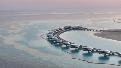 أماكن لجذب السياح من مختلف البلدان وقضاء عطلة صيفية ممتعه، المنظر الطبيعي المتميز في البحر الاحمر, معالم ساحلية سياحية في مدينة جدة, تصوير درون جوي لشاطئ البحر في جزيرة شيبارة في المملكه العربيه السعوديه,  خلفية الطبيعه