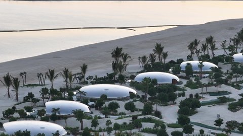 أماكن لجذب السياح من مختلف البلدان وقضاء عطلة صيفية ممتعه، المنظر الطبيعي المتميز في البحر الاحمر, معالم ساحلية سياحية في مدينة جدة, تصوير درون جوي لشاطئ البحر في جزيرة شيبارة في المملكه العربيه السعوديه,  خلفية الطبيعه