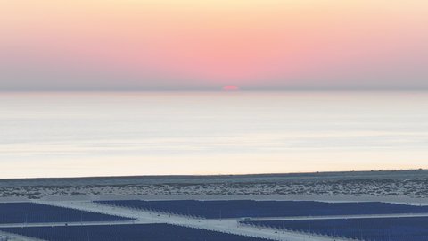 قضاء عطلة صيفية ممتعه، المنظر الطبيعي المتميز في البحر الاحمر, معالم ساحلية سياحية في مدينة جدة, تصوير درون جوي لشاطئ البحر في جزيرة شيبارة في المملكه العربيه السعوديه, أماكن لجذب السياح من مختلف البلدان،  خلفية الطبيعه