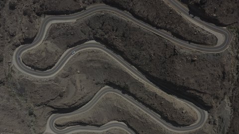 البيئة الجبلية في المملكة العربية السعودية, تصوير درون جوي لطرق متعرجة في مدينة الباحة, الجبال والتكوينات والتشكيلات الصخرية والقمم والمرتفعات في المعالم التاريخية, مكان ومعلم سياحي مشهور، جذب واستقطاب السياح من كافة انحاء العالم