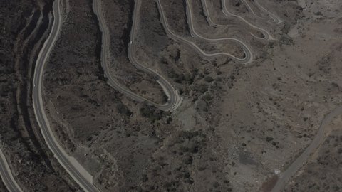 مكان ومعلم سياحي مشهور، جذب واستقطاب السياح من كافة انحاء العالم، البيئة الجبلية في المملكة العربية السعودية, تصوير درون جوي لطرق متعرجة في مدينة الباحة، التكوينات والتشكيلات الصخرية والجبال والقمم والمرتفعات في المعالم التاريخية