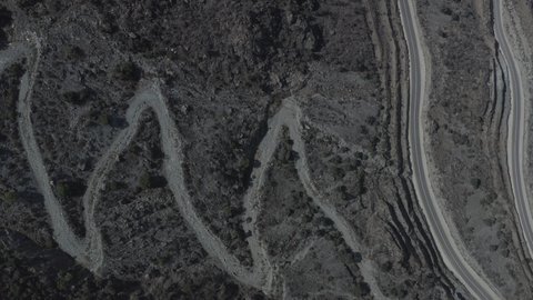 مكان ومعلم سياحي مشهور، جذب واستقطاب السياح من كافة انحاء العالم، البيئة الجبلية في المملكة العربية السعودية, تصوير درون جوي لطرق متعرجة في مدينة الباحة، التكوينات والتشكيلات الصخرية والجبال والقمم والمرتفعات في المعالم التاريخية