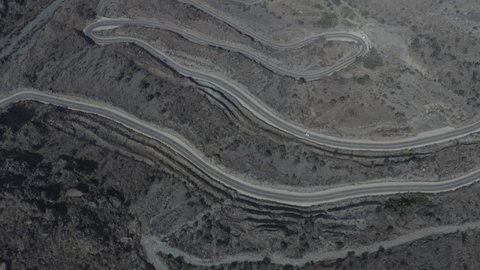 مكان ومعلم سياحي مشهور، جذب واستقطاب السياح من كافة انحاء العالم، البيئة الجبلية في المملكة العربية السعودية, تصوير درون جوي لطرق متعرجة في مدينة الباحة، التكوينات والتشكيلات الصخرية والجبال والقمم والمرتفعات في المعالم التاريخية