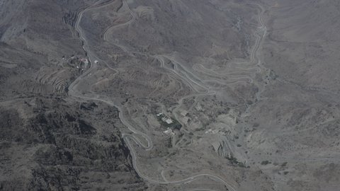 مكان ومعلم سياحي مشهور، جذب واستقطاب السياح من كافة انحاء العالم، البيئة الجبلية في المملكة العربية السعودية, تصوير درون جوي لطرق متعرجة في مدينة الباحة، التكوينات والتشكيلات الصخرية والجبال والقمم والمرتفعات في المعالم التاريخية