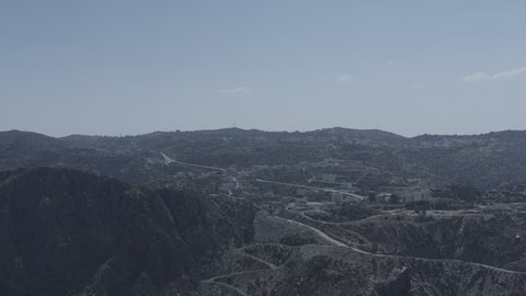 التكوينات والتشكيلات الصخرية والجبال والقمم والمرتفعات في المعالم التاريخية, مكان ومعلم سياحي مشهور، جذب واستقطاب السياح من كافة انحاء العالم، البيئة الجبلية في المملكة العربية السعودية, تصوير درون جوي لطرق متعرجة في مدينة الباحة