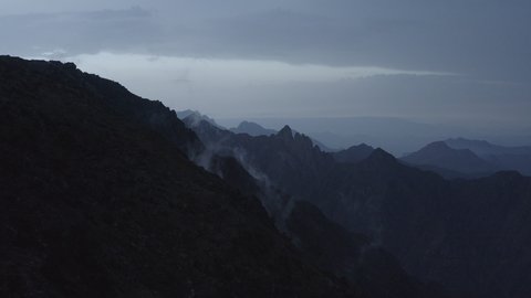 التكوينات والتشكيلات الصخرية والجبال والقمم والمرتفعات في المعالم التاريخية, مكان ومعلم سياحي مشهور، جذب واستقطاب السياح من كافة انحاء العالم، البيئة الجبلية في المملكة العربية السعودية, تصوير درون جوي لطرق متعرجة في مدينة الباحة