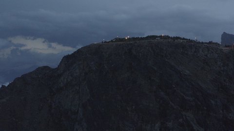 التكوينات والتشكيلات الصخرية والجبال والقمم والمرتفعات في المعالم التاريخية, مكان ومعلم سياحي مشهور، جذب واستقطاب السياح من كافة انحاء العالم، البيئة الجبلية في المملكة العربية السعودية, تصوير درون جوي لطرق متعرجة في مدينة الباحة