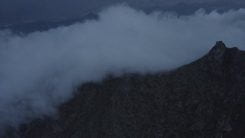 البيئة الجبلية في المملكة العربية السعودية, تصوير درون جوي لطرق متعرجة في مدينة الباحة, الجبال والتكوينات والتشكيلات الصخرية والقمم والمرتفعات في المعالم التاريخية, مكان ومعلم سياحي مشهور، جذب واستقطاب السياح من كافة انحاء العالم