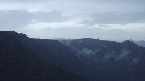 البيئة الجبلية في المملكة العربية السعودية, تصوير درون جوي لطرق متعرجة في مدينة الباحة, الجبال والتكوينات والتشكيلات الصخرية والقمم والمرتفعات في المعالم التاريخية, مكان ومعلم سياحي مشهور، جذب واستقطاب السياح من كافة انحاء العالم