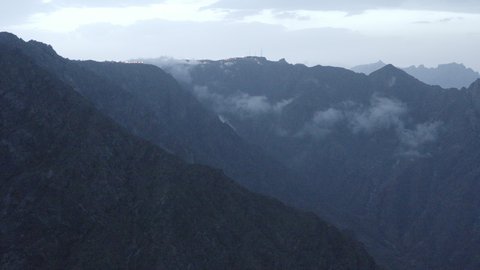 البيئة الجبلية في المملكة العربية السعودية, تصوير درون جوي لطرق متعرجة في مدينة الباحة, الجبال والتكوينات والتشكيلات الصخرية والقمم والمرتفعات في المعالم التاريخية, مكان ومعلم سياحي مشهور، جذب واستقطاب السياح من كافة انحاء العالم