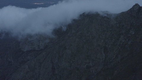 البيئة الجبلية في المملكة العربية السعودية, تصوير درون جوي لطرق متعرجة في مدينة الباحة, الجبال والتكوينات والتشكيلات الصخرية والقمم والمرتفعات في المعالم التاريخية, مكان ومعلم سياحي مشهور، جذب واستقطاب السياح من كافة انحاء العالم