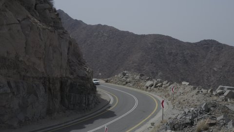 البيئة الجبلية في المملكة العربية السعودية, تصوير درون جوي لطرق متعرجة في مدينة الباحة, الجبال والتكوينات والتشكيلات الصخرية والقمم والمرتفعات في المعالم التاريخية, مكان ومعلم سياحي مشهور، جذب واستقطاب السياح من كافة انحاء العالم