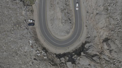 الجبال والتكوينات والتشكيلات الصخرية والقمم والمرتفعات في المعالم التاريخية, مكان ومعلم سياحي مشهور، جذب واستقطاب السياح من كافة انحاء العالم، البيئة الجبلية في المملكة العربية السعودية, تصوير درون جوي لطرق متعرجة في مدينة الباحة