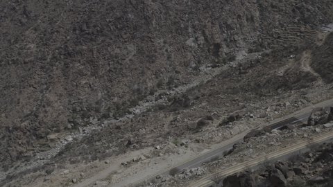 الجبال والتكوينات والتشكيلات الصخرية والقمم والمرتفعات في المعالم التاريخية, مكان ومعلم سياحي مشهور، جذب واستقطاب السياح من كافة انحاء العالم، البيئة الجبلية في المملكة العربية السعودية, تصوير درون جوي لطرق متعرجة في مدينة الباحة