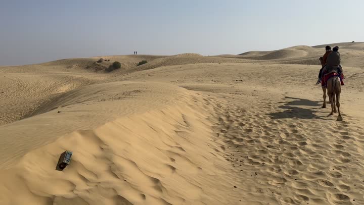 الاهتمام بالثدييات والمواشي في مزارع المملكة العربية السعودية, منظر الرمال الذهبية الناعمة, حصان عربي أصيل يركض في الصحراء, محمية طبيعية لتربية الخيول, مفهوم رعاية الأحصنة وترويضها، رجل عربي خليجي سعودي يمتطي الفرس