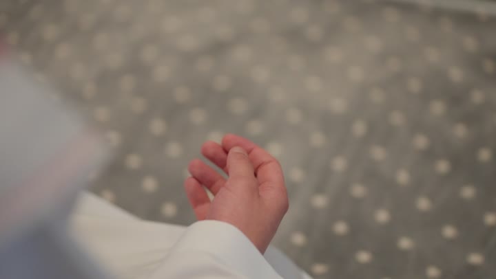 مفهوم التسبيح والتهليل, قراءة الاذكار بعد الصلاة، رجل عربي خليجي سعودي يرتدي الثوب التقليدي والشماغ يسجد داخل المسجد، العبادة و التقرب الى الله، التعبد في بيوت الله