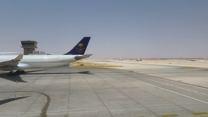 وسائل النقل والمواصلات الجوية, توفير الخدمات المتطورة لسهولة التنقل بين البلدان في المملكة العربية السعودية، طائرة في مدينة جدة, مفهوم السياحة والسفر, شركات و خطوط الطيران السعودي