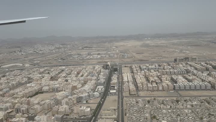 وسائل النقل والمواصلات الجوية, توفير الخدمات المتطورة لسهولة التنقل بين البلدان في المملكة العربية السعودية، طائرة في مدينة جدة, مفهوم السياحة والسفر, شركات و خطوط الطيران السعودي