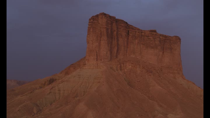 الجبال والمرتفعات الصخرية في المملكة العربية السعودية, الاستمتاع بالرحلات السياحية في المناطق الصحراوية, المناظر الطبيعة في صحراء محافظة العلا التراثية، التكوين والتشكيل الصخري في مناطق القمم والجبال المرتفعة, معلم سياحي مشهور