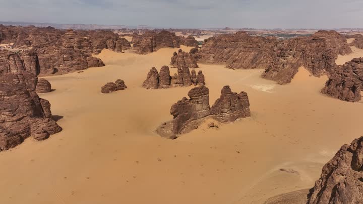 الجبال والمرتفعات الصخرية في المملكة العربية السعودية, الاستمتاع بالرحلات السياحية في المناطق الصحراوية, المناظر الطبيعة في صحراء محافظة العلا التراثية، التكوين والتشكيل الصخري في مناطق القمم والجبال المرتفعة, معلم سياحي مشهور