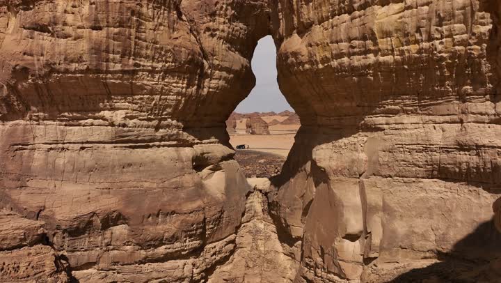 الجبال والمرتفعات الصخرية في المملكة العربية السعودية, الاستمتاع بالرحلات السياحية في المناطق الصحراوية, المناظر الطبيعة في صحراء محافظة العلا التراثية، التكوين والتشكيل الصخري في مناطق القمم والجبال المرتفعة, معلم سياحي مشهور