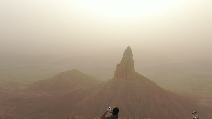 التكوين والتشكيل الصخري في مناطق القمم والجبال المرتفعة, معلم سياحي مشهور في النهار, الجبال والمرتفعات الصخرية في المملكة العربية السعودية, الاستمتاع بالرحلات السياحية في المناطق الصحراوية, المناظر الطبيعة في صحراء محافظة العلا التراثية