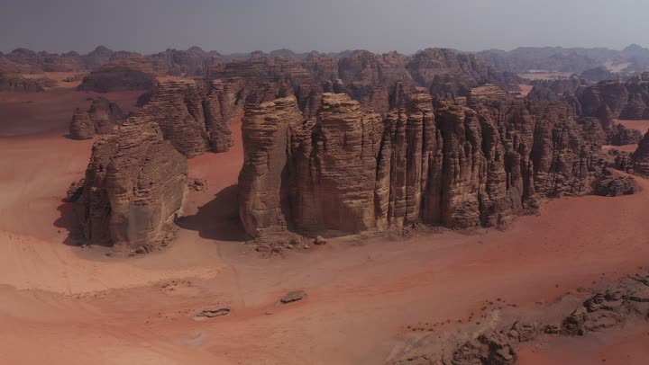 التكوين والتشكيل الصخري في مناطق القمم والجبال المرتفعة, معلم سياحي مشهور في النهار, الجبال والمرتفعات الصخرية في المملكة العربية السعودية, الاستمتاع بالرحلات السياحية في المناطق الصحراوية, المناظر الطبيعة في صحراء محافظة العلا التراثية