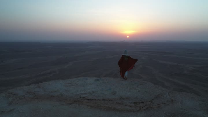 التكوين والتشكيل الصخري في مناطق القمم والجبال المرتفعة, معلم سياحي مشهور في النهار, الجبال والمرتفعات الصخرية في المملكة العربية السعودية, الاستمتاع بالرحلات السياحية في المناطق الصحراوية, المناظر الطبيعة في صحراء محافظة العلا التراثية