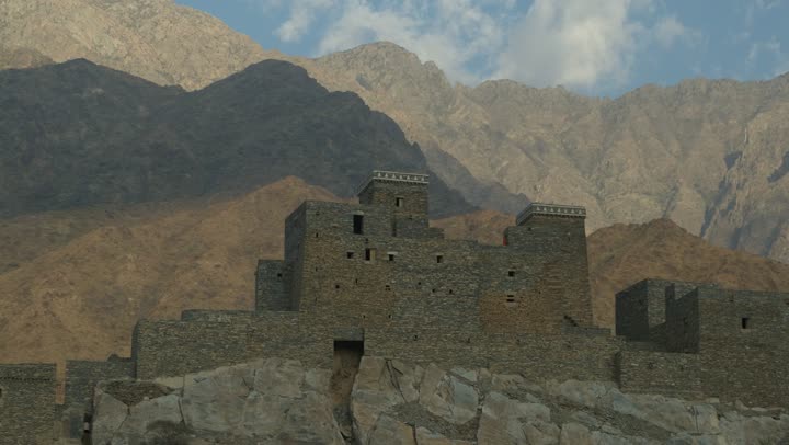 البيوت والمباني الطينية البسيطة في مدينة ابها،  الأحياء الشعبية في قرى المملكة العربية السعودية ، الطراز العربي المعماري القديم، معالم وأماكن تاريخية تراثية مشهورة