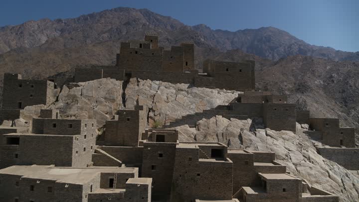 البيوت والمباني الطينية البسيطة في مدينة ابها،  الأحياء الشعبية في قرى المملكة العربية السعودية ، الطراز العربي المعماري القديم، معالم وأماكن تاريخية تراثية مشهورة