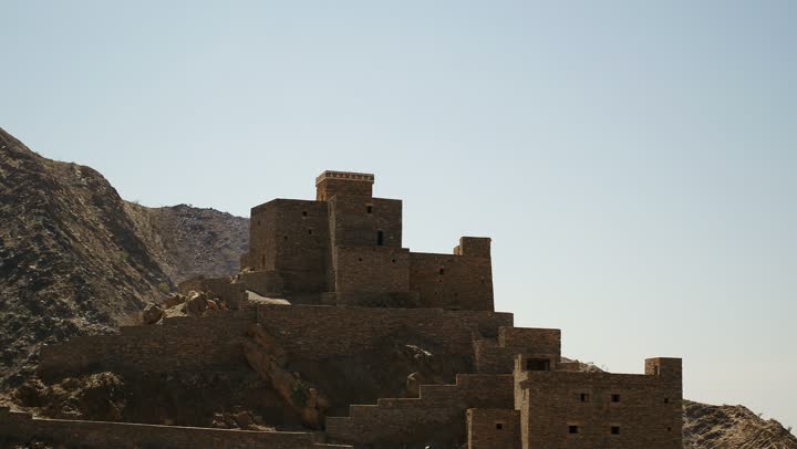 البيوت والمباني الطينية البسيطة في مدينة ابها،  الأحياء الشعبية في قرى المملكة العربية السعودية ، الطراز العربي المعماري القديم، معالم وأماكن تاريخية تراثية مشهورة