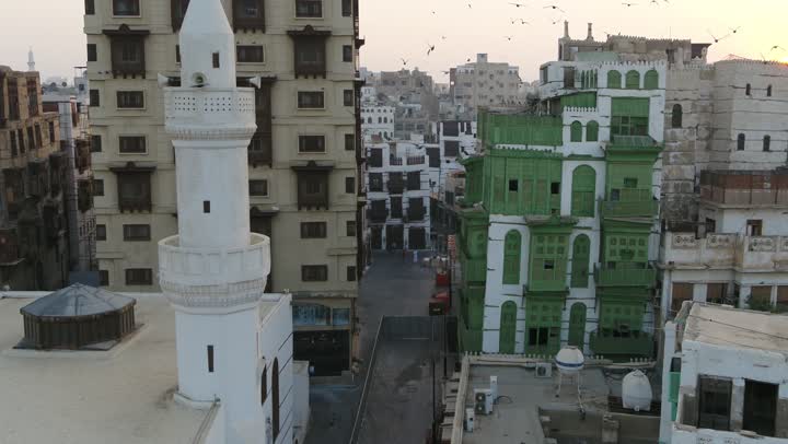 الاحياء والبيوت السكنية في مدينة ابها في المملكة العربية السعودية،  حركة مرور السيارات على الشوارع الاسفلتية، الطرق والشوارع المعبدة، الاشجار والنباتات الخضراء