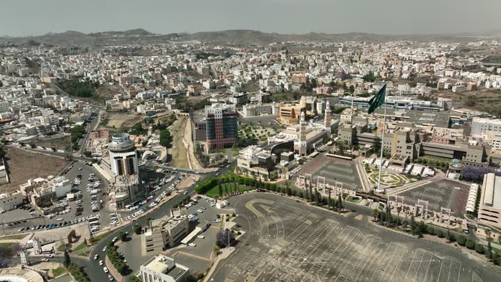 الاحياء والبيوت السكنية في مدينة ابها في المملكة العربية السعودية،  حركة مرور السيارات على الشوارع الاسفلتية، الطرق والشوارع المعبدة، الاشجار والنباتات الخضراء