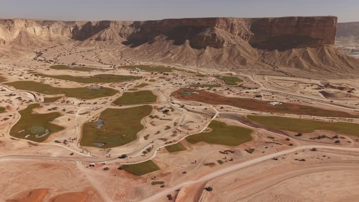 ملعب القدية جولف في المملكة العربية السعودية،  إقامة الملاعب ومشاريع الترفيه والحدائق لجذب السياح الى المملكة العربية السعودية، الاهتمام بالبنية التحتية وتحسن الخدمات والمرافق العامة في المدينة، توفير اماكن لممارسة الرياضات الصحية في الهواء الطلق