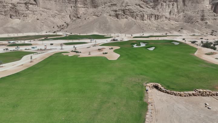 ملعب القدية جولف في المملكة العربية السعودية،  إقامة الملاعب ومشاريع الترفيه والحدائق لجذب السياح الى المملكة العربية السعودية، الاهتمام بالبنية التحتية وتحسن الخدمات والمرافق العامة في المدينة، توفير اماكن لممارسة الرياضات الصحية في الهواء الطلق