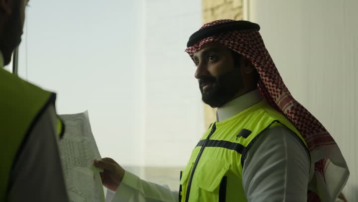 التخطيط ووضع المخططات المعمارية، مجموعة مهندسون عرب خليجيون سعوديون يعملون على مناقشة مخطط الإنشاء وتحديد القياسات بدقة داخل مقر الشركة، متابعة تنفيذ الخطط الهندسية الموضوعة، الشركات المختصة بورشات البناء والمقاولات