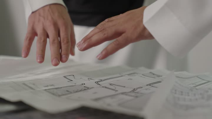 التخطيط ووضع المخططات المعمارية، مجموعة مهندسون عرب خليجيون سعوديون يعملون على مناقشة مخطط الإنشاء وتحديد القياسات بدقة داخل مقر الشركة، متابعة تنفيذ الخطط الهندسية الموضوعة، الشركات المختصة بورشات البناء والمقاولات