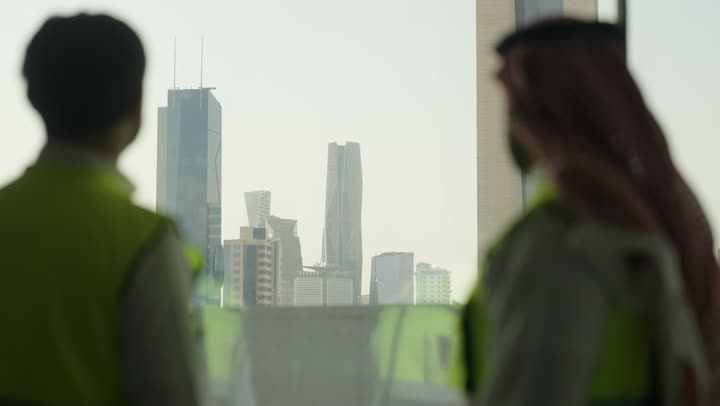 مجموعة مهندسون عرب خليجيون سعوديون يعملون على مناقشة الإنشاء  بدقة داخل مقر الشركة، متابعة تنفيذ الخطط الهندسية الموضوعة، التخطيط ووضع المخططات المعمارية، الشركات المختصة بورشات البناء والمقاولات