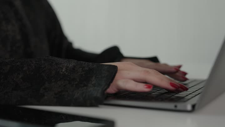 مهنة ووظيفة ادارية مكتبية، إدارة شؤون الأعمال عبر جهاز تقني حديث ومتطور، إيماءات الاندماج والتركيز، العمل على الحاسوب المحمول داخل المكتب،موظفة عربيه خليجيه سعوديه يرتدي العباءه والحجاب  تقوم باستخدام الحاسوب المحمول وتدوين الملاحظاات ، الشركات والمكاتب الهندسية في السعودية