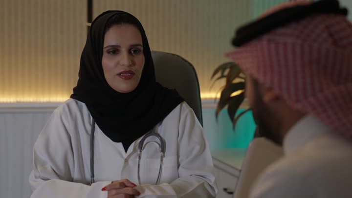 العمل فى القطاع الصحي ، تقديم الاستشارات الطبية والخدمات الصحية، طبيبه عربيه خليجيه سعوديه ترتدي المعطف الطبي و السماعة الطبية ،تقوم بتقديم الرعاية الطبية للمريض  , مفهوم الطب والرعاية الصحية