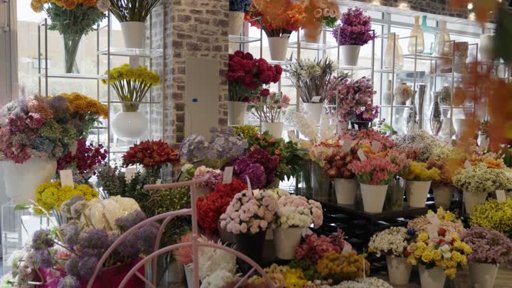 متاجر ومحلات بيع الورود والزهور الطبيعية، أماكن نابضة بالجمال والعطر،تجربة مميزة لعشاق الألوان والروائح العطرية،الفخامة والذوق الرفيع