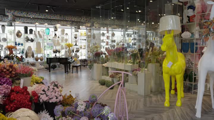 متاجر ومحلات بيع الورود والزهور الطبيعية، أماكن نابضة بالجمال والعطر،تجربة مميزة لعشاق الألوان والروائح العطرية،الفخامة والذوق الرفيع